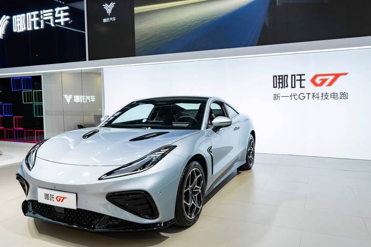 成都233哪吒汽车在智能汽车领域的表现，领途汽车在新能源汽车市场中的影响力